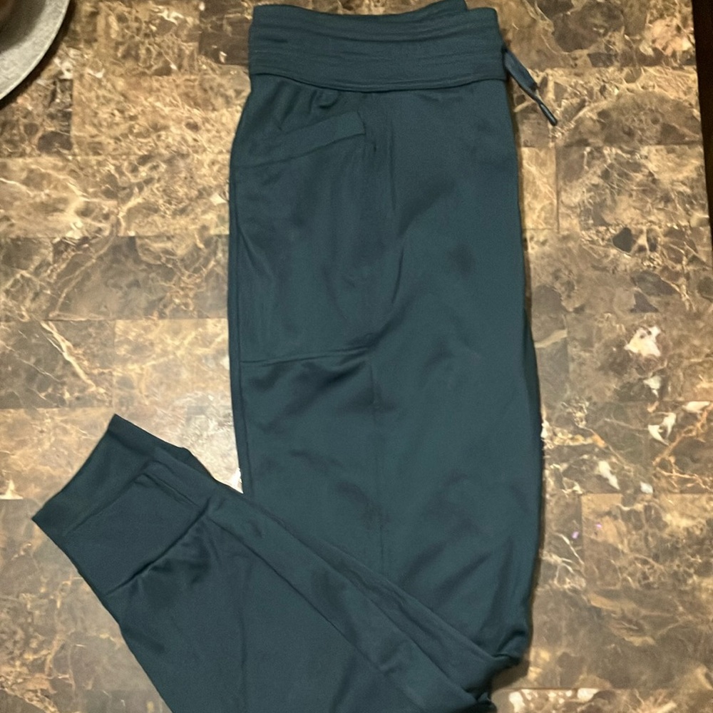 🎄32 degrees Heat  Green women’s joggers sz M